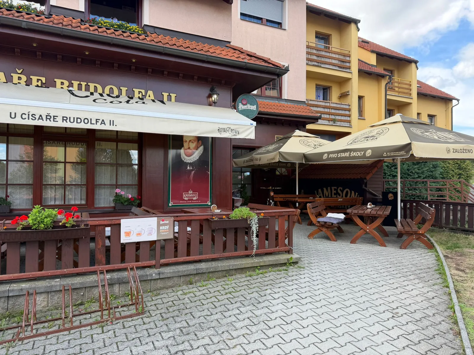 Venkovní posezení hostince U Císaře Rudolfa II.